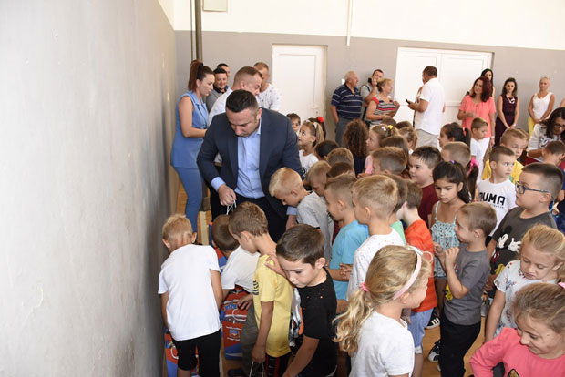 Грачаница: Триста првака добило поклоне