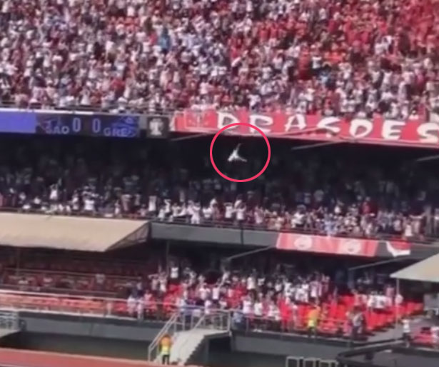 СНИМАК УЖАСА НА УТАКМИЦИ: Навијач пао на девојчицу са највише трибине стадиона (ВИДЕО)