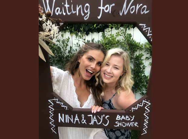 Нина чека ћерку Нору