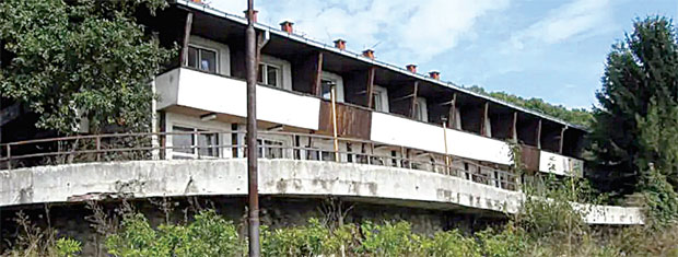 РУИНА ЧЕКА ПРЕОБРАЖАЈ: Оглашена продаја хотела Фрушка гора у Лежимиру