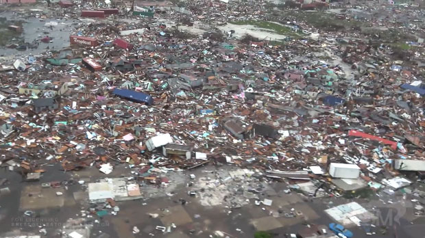 СНИМАК РАЗАРАЊА ИЗ ВАЗДУХА: Насеља на Бахамима изгледају као да су “бачена на тло” (ВИДЕО)