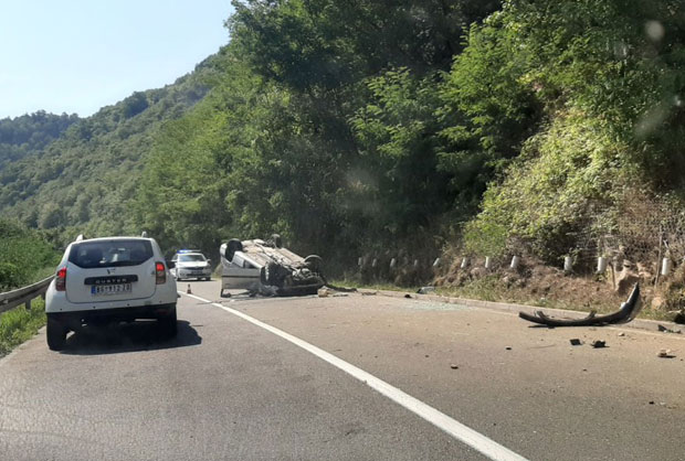 САОБРАЋАЈКА НА ИБАРСКОЈ: Преврнула се „тојота“, повређене две особе