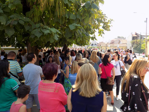 РОДИТЕЉИ И УЧЕНИЦИ ИЗГУБИЛИ СТРПЉЕЊЕ: Уместо 100 чекају 650 дана на реконструкцију школе