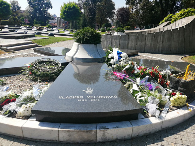 ПОСЛЕДЊИ ПОЗДРАВ ЛЕГЕНДИ: Сахрањен Владимир Величковић (ФОТО)