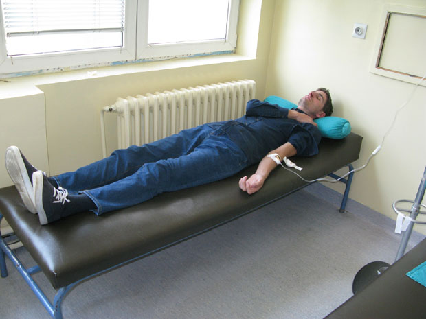 ШТРАЈК ГЛАЂУ ИСПРЕД ШКОЛЕ: Учитељу из Ужица позлило
