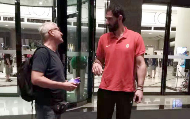 ЗАНИМЉИВО НЕКОШАРКАШКО ВЕЧЕ У ЛУКСУЗНОМ ХОТЕЛСКОМ КОМПЛЕКСУ У ВУХАНУ: Симон лута ходницима, Серђова клизава банана