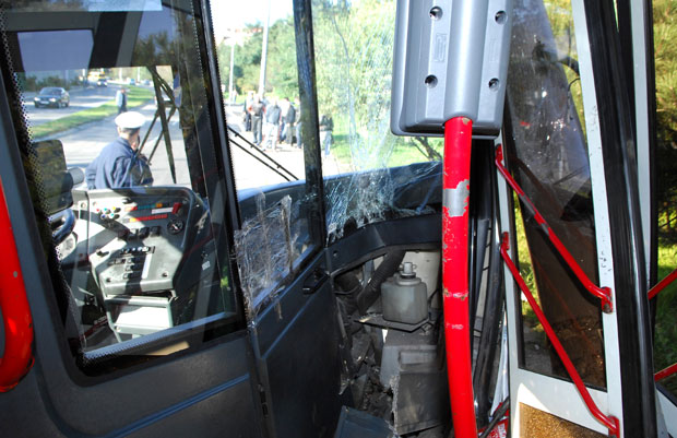 НОВИ УДЕС НА ЗВЕЗДАРИ: Аутобус ГСП се закуцао у стуб