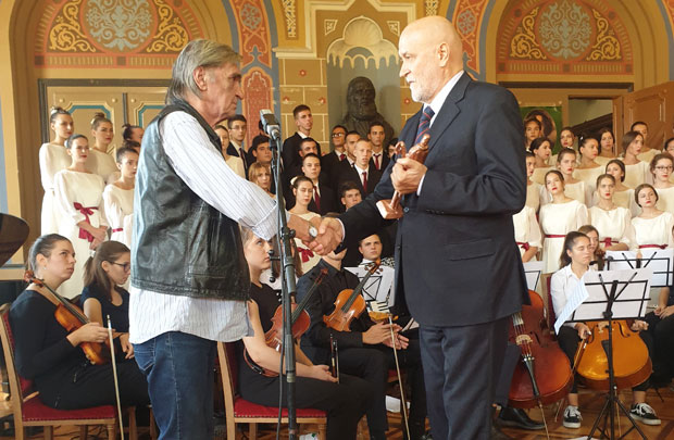 МАНИФЕСТАЦИЈА 48. БРАНКОВО КОЛО: Статуета Милану Ненадићу