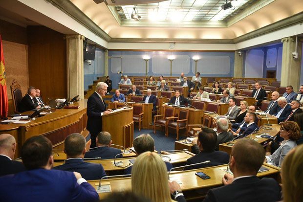 Милиони за модерније чиновнике