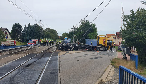Воз налетео на камион са српским таблицама, осам особа повређено, међу њима и дете (ВИДЕО)