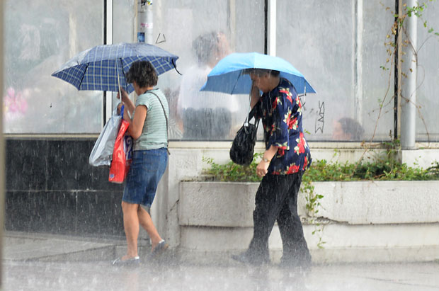КВАРИ СЕ ВРЕМЕ: Током викенда стижу пљускови и грмљавина, погледајте детаљну прогнозу за наредне дане