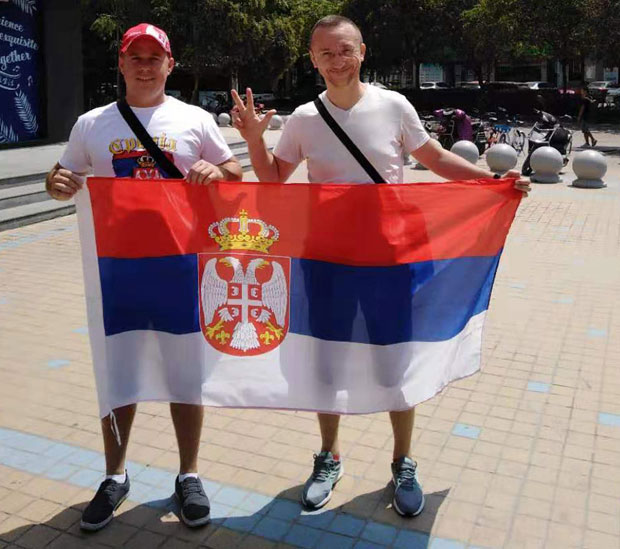 НАПОЛЕОН ЋЕ ДОЋИ У СРБИЈУ: Навијачки тандем Јовановић-Милетић стигао и у Вухан