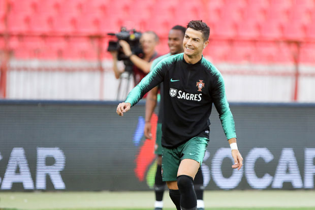 РОНАЛДО СЕ ИГРАО И КРИО ИЗА ЖИВОГ ЗИДА: На тренингу око 20 безбедњака чувало прву звезду Португалије