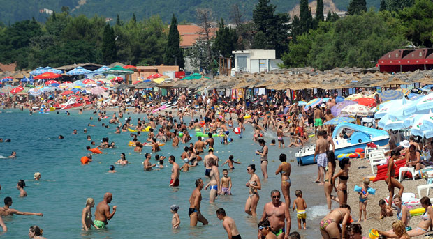 Туристима у Црној Гори највише смета бука и ометање боравка на плажи