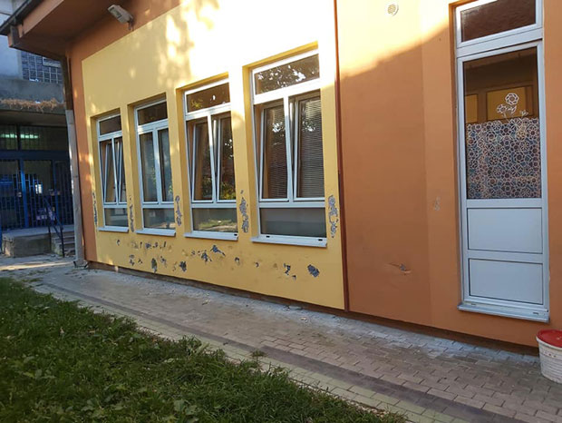 Вандали оштетили фасаду “Срне“