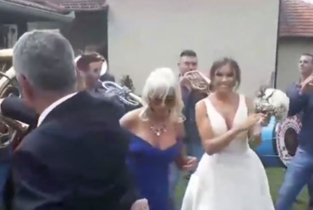 ВЕНЧАЛИ СЕ МИЛИЈАНА (21) И МИЛОЈКО (74): Цела Пожега испред општине