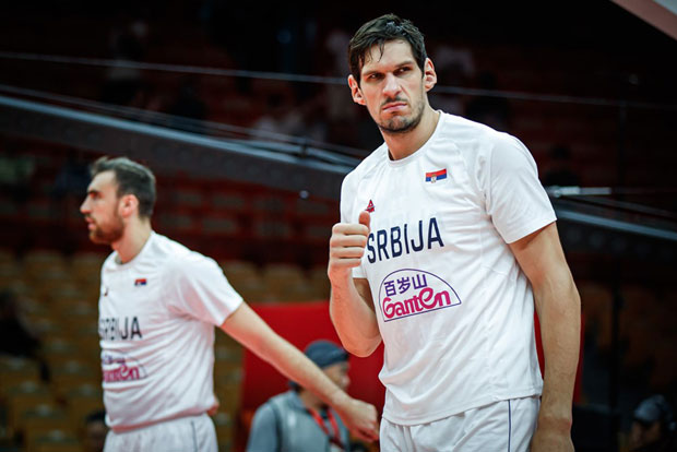 ВИДЕО: Кошаркаши Србије одрадили тренинг, Марјановић метлом решио проблем са лоптом