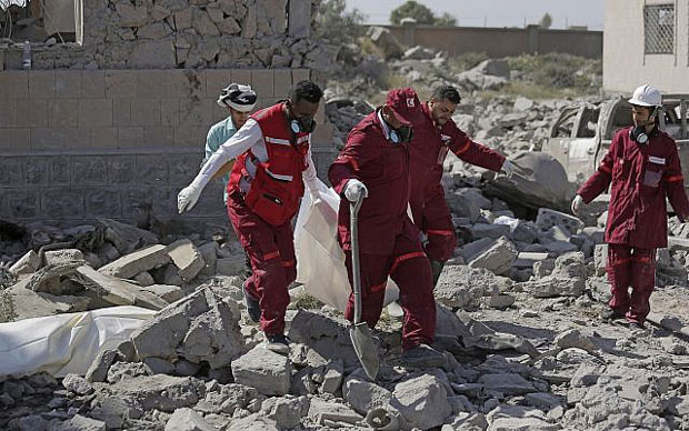 ЦРНИ БИЛАНС БОМБАРДОВАЊА: Бар 130 тела испод рушевина затвора у Јемену (ВИДЕО)