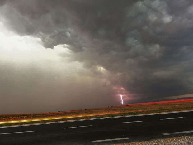 НЕВРЕМЕ ТУТЊИ СРБИЈОМ: У Ужицу град величине лешника, пљусак и грмљавина у Срему (ФОТО/ВИДЕО)