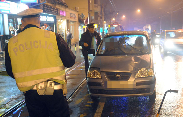 САОБРАЋАЈКА У БУЛЕВАРУ: Ауто налетео на девојку