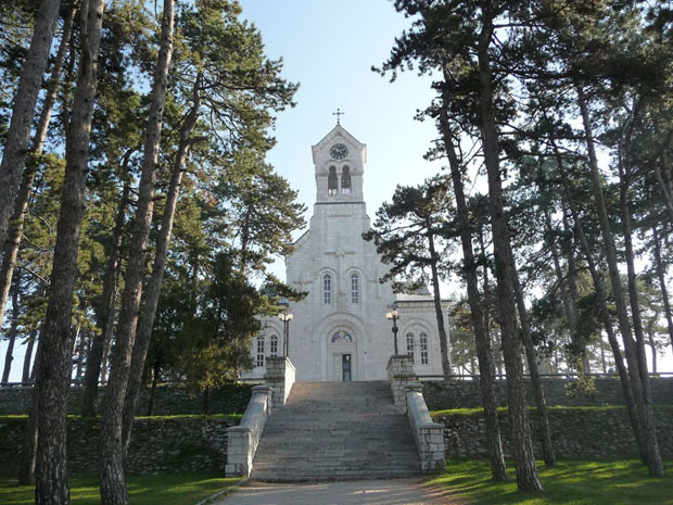 ХИТ НА “ЈУТЈУБУ”: Верници песмом бране светиње у Црној Гори (ВИДЕО)