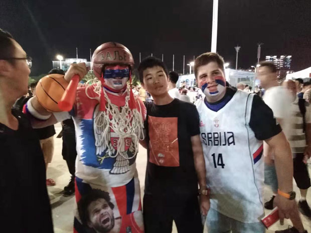 НАВИЈАЧИ У ЕЛЕМЕНТУ: Срби и Шпанци расположени пред дерби у Вухану (ФОТО, ВИДЕО)