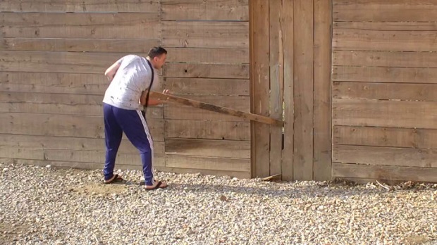 ЛОМИО ОГРАДУ ДА ПОБЕГНЕ: Филипу Мијатову кожа већ постала тесна у “Задрузи” (ВИДЕО)