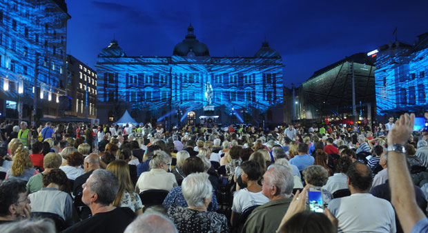 ТРГ КАО ПОЗОРНИЦА: Београђани уживали у мултимедијалном музичко-сценском спектаклу (ФОТО)