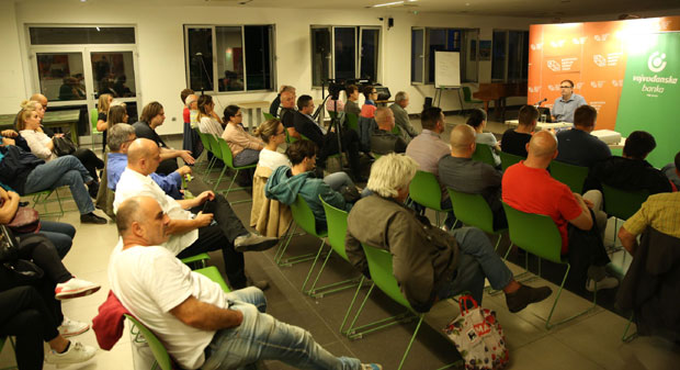 НС: „Банкари“ у крсташким одорама