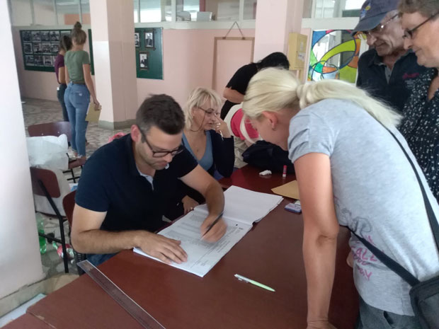 Бојкот пао на првом тесту