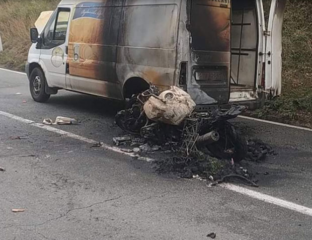 НЕСВАКИДАШЊА САОБРАЋАЈКА КОД БЕРАНА: После судара изгорели мотоцикл и комби