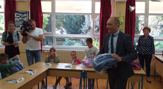 Ђацима из Вуковара уручени на поклон уџбеници на српском, првацима и торбе