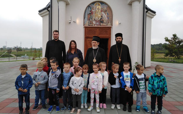 ЛЕКЦИЈЕ ХРИСТА И СВЕТОГ САВЕ: Епископ поклонио 10,5 хектара земље за децу (ФОТО)