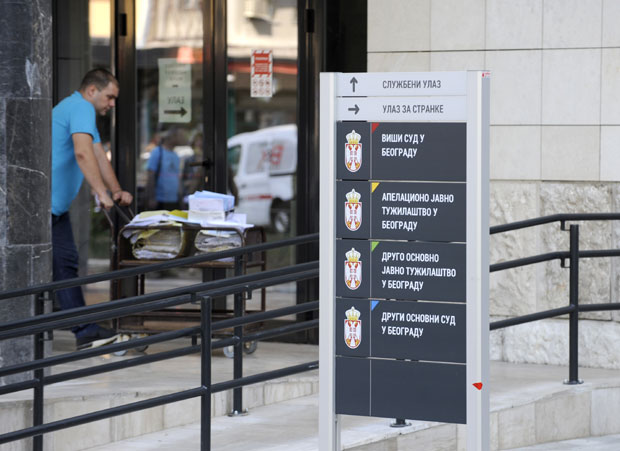 Негирају дело, Робија обио сеф