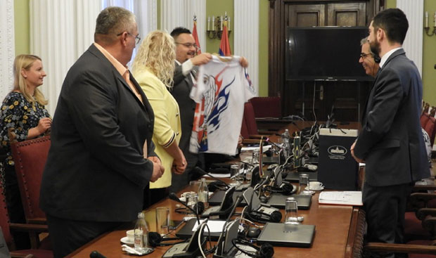 ШПИЈУНКА: Новаков дрес