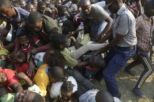 Хаос у Зимбабвеу: Стампедо на одавању поште Мугабеу (ВИДЕО)