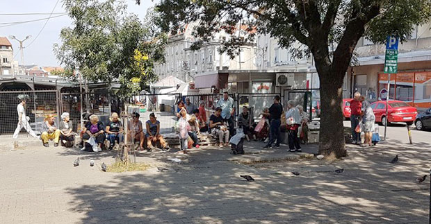 OТЕГАО СЕ РЕД КОД УЛИЧНОГ ДОКТОРА: Косооки мушкарац лечи биоенергијом