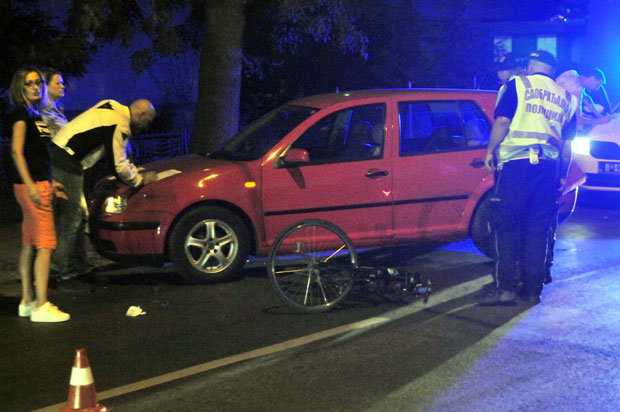 УДЕС У ЦЕНТРУ КРАЉЕВА: Тешко повређен бициклиста