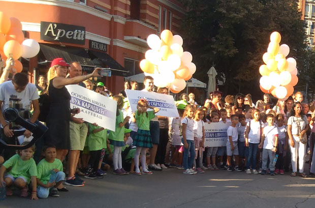 Пожаревац: Ђаци-прваци славили у центру града (ФОТО)