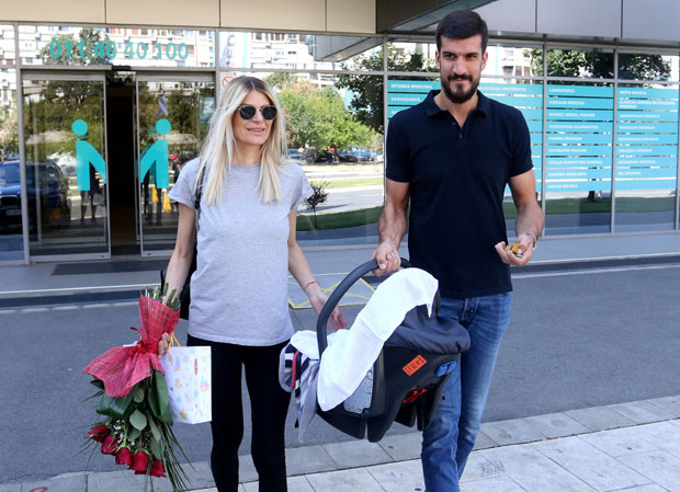 КЕШЕЉ ИЗВЕО ЖЕНУ И НАСЛЕДНИКА ИЗ БОЛНИЦЕ: Још два сина за петорку