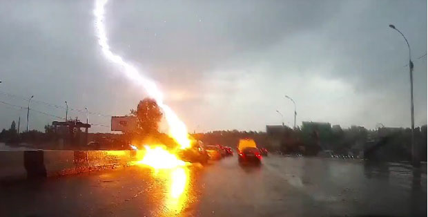 ШОК НАСРЕД ПУТА: Два грома скоро истовремено ударила џип (ВИДЕО)