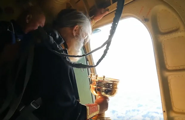 Из авиона залио град светом водицом: Лечим алкохоличаре!