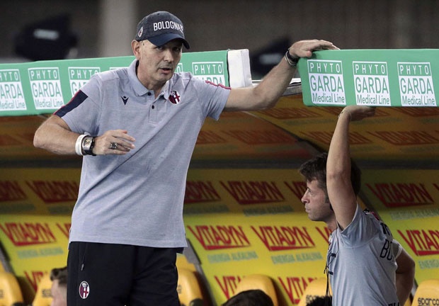 ИГРАЧИ БОЛОЊЕ ИЗНЕНАДИЛИ МИХАЈЛОВИЋА: Орило се Напред Синиша испред болнице (ВИДЕО)