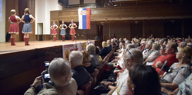 АУСТРИЈСКИ СЕНИОРИ НА ОДМОРУ У БЕОГРАДУ: Лепо троше и шаљу разгледнице (ФОТО / ВИДЕО) 