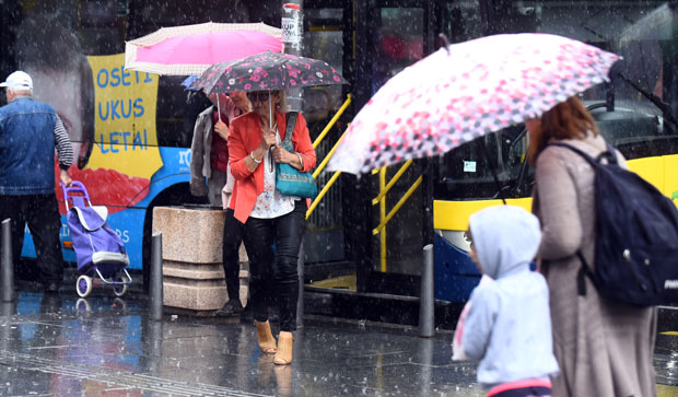 ПРИПРЕМИТЕ СЕ ЗА ШОК: Стижу пљускови праћени грмљавином и нагли пад температуре, а у четвртак - мраз!