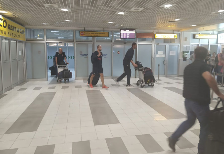 ТУЖНО СЛЕТАЊЕ ОРЛОВА: Кошаркаши Србије стигли у Београд (ФОТО)