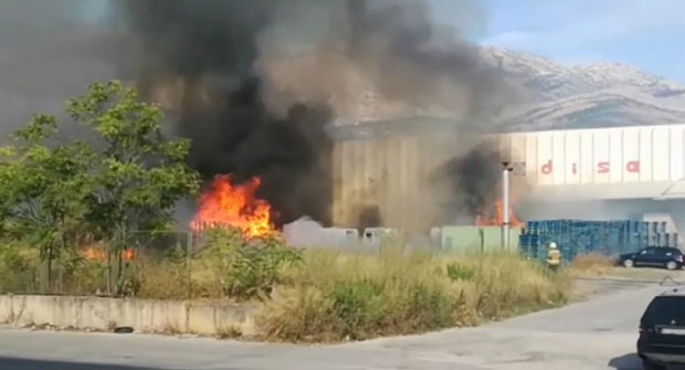 Велики пожар у Сплиту: Одјекнуле и детонације, људи се разбежали у паници, планули и аутомобили (ВИДЕО)