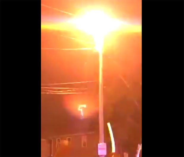 УЗНЕМИРУЈУЋИ СНИМАК СА ЖУРКЕ: Пијан хвата жицу на врху бандере док руља навија (ВИДЕО)