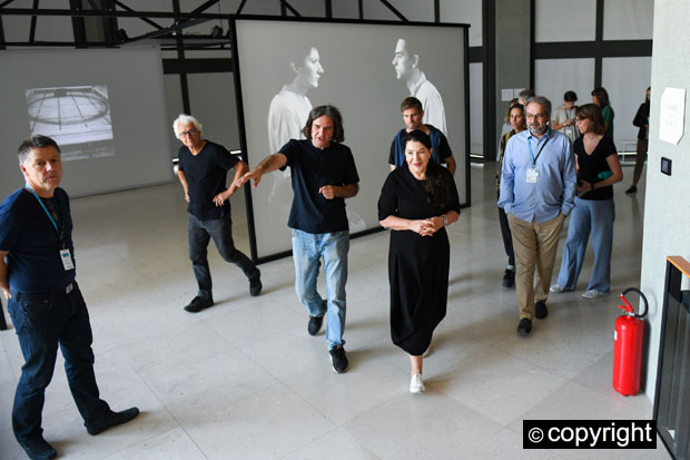 ДОЛАЗАК СЛАВНЕ УМЕТНИЦЕ МАРИНЕ АБРАМОВИЋ: Поставка Чистач узбуркаће многе духове