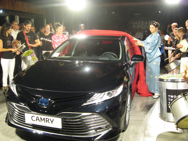 ЛИМУЗИНА ЗА ЕВРОПСКЕ ПУТЕВЕ: У Новом Саду на броду ”Цепелин” спектакуларно представљен модел Тојоте Камри